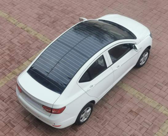 La voiture électrique 8KW avec panneau solaire génère de l'énergie pour une conduite plus longue 0